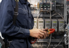 un électricien sur un chantier