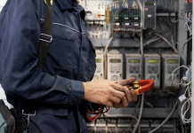 un électricien sur un chantier