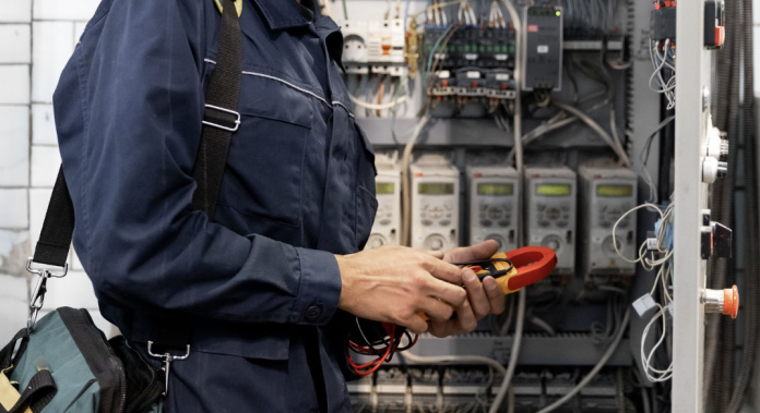 un électricien sur un chantier