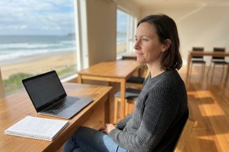 Femme concentrée dans un atelier face à la mer