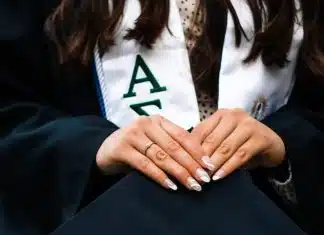 Formation professionnelle BTS NRC : choix optimal pour les jeunes ambitieux person in black academic gown