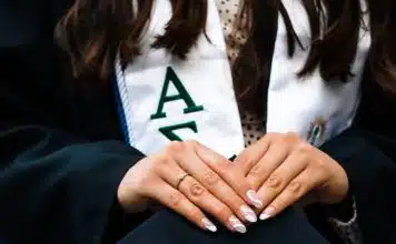 Formation professionnelle BTS NRC : choix optimal pour les jeunes ambitieux person in black academic gown